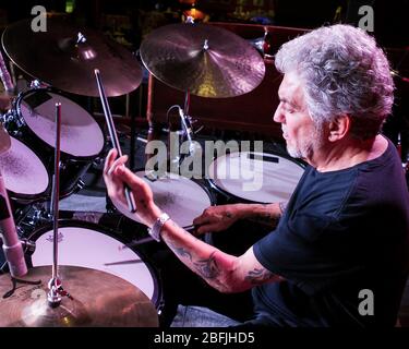 Il batterista Steve Gadd si riscalda prima di uno spettacolo con la sua band, la Steve Gadd Band, al Catalina Jazz Club di Los Angeles, California. Foto Stock