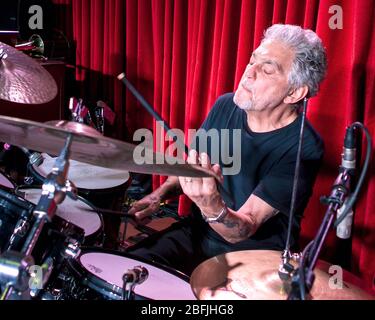 Il batterista Steve Gadd si riscalda prima di uno spettacolo con la sua band, la Steve Gadd Band, al Catalina Jazz Club di Los Angeles, California. Foto Stock