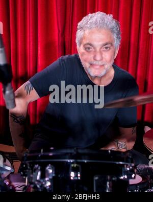 Il batterista Steve Gadd si riscalda prima di uno spettacolo con la sua band, la Steve Gadd Band, al Catalina Jazz Club di Los Angeles, California. Foto Stock