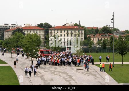 Milano - Italia - 11 giugno 2019. Trapano. Persone che si riuniscono durante un'esercitazione di evacuazione nel quartiere di Milano City Life. Foto Stock