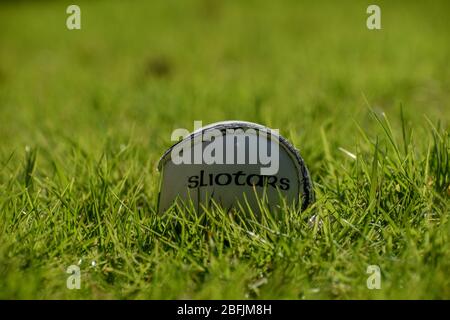 Irish Hurling o Camogie Sliotar palla su un campo da gioco erba Foto Stock