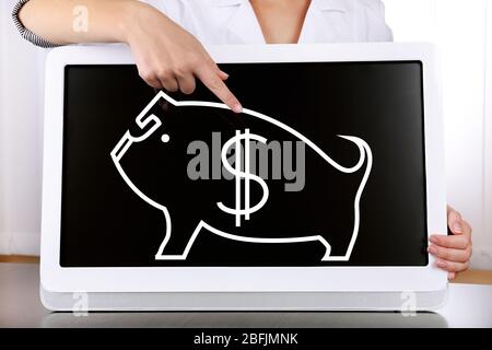 Concetto di denaro. Donna d'affari che mostra sul segno del dollaro sul PC del tablet moderno, primo piano Foto Stock