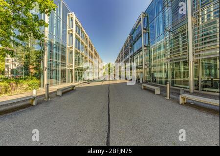 Berna, Svizzera - 30 luglio 2019: Un moderno edificio in cemento metallico e vetro nella capitale svizzera. Panoramica. Vista durante la giornata estiva. Foto Stock