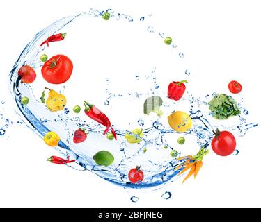 Verdure fresche con spruzzi d'acqua, isolate su bianco Foto Stock