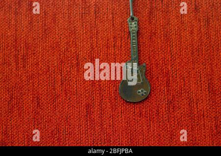 Collana per chitarra Old Rusty, collana per chitarra Vintage Rusty, accessorio Foto Stock