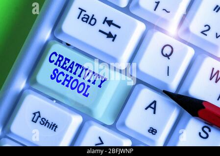 Segno di testo che mostra la creatività della scuola. Business photo presentazione gli studenti sono in grado di utilizzare l'immaginazione e il pensiero critico Foto Stock