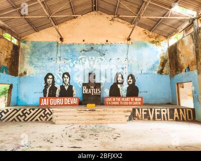 Un dipinto sulla parete dei Beatles all'Ashram dei Beatles a Rishikesh, India Foto Stock