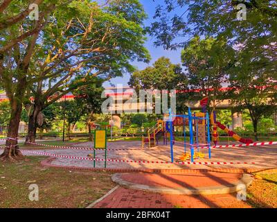 Singapore-09 Apr 2020: Il parco giochi nel parco è chiuso per i bambini durante la crisi COVID-19. Foto Stock