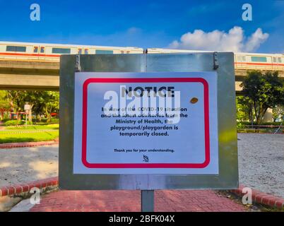 Singapore-09 Apr 2020: Avviso dell'autorità di Singapore per informare il pubblico che il parco giochi è temporaneamente chiuso durante la crisi COVID-19. Foto Stock