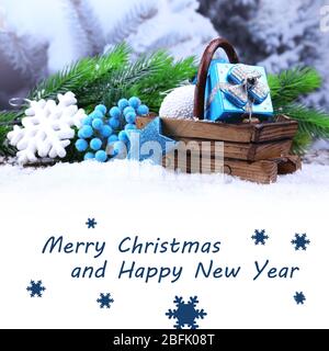 Composizione con decorazioni natalizie in cesto e abete su fondo chiaro Foto Stock