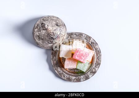 Le delizie turche sono in tazza di vetro e su sfondo bianco isolato Foto Stock