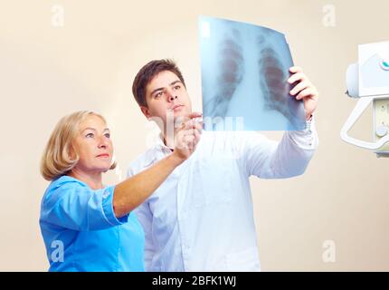 personale medico che discute il radiogramma di roditogeno in ospedale Foto Stock