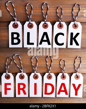 Testo del Black Friday, lettere su etichette su sfondo in legno Foto Stock