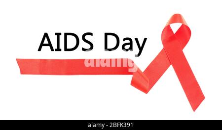 Nastro rosso AIDS isolato su bianco Foto Stock