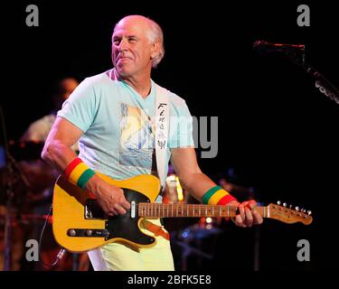 Il cantante/cantautore Jimmy Buffett e la sua Coral Reefer Band si esibiscono in concerto a West Palm Beach, Florida. Foto Stock