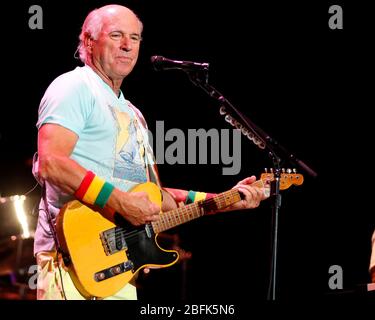 Il cantante/cantautore Jimmy Buffett e la sua Coral Reefer Band si esibiscono in concerto a West Palm Beach, Florida. Foto Stock