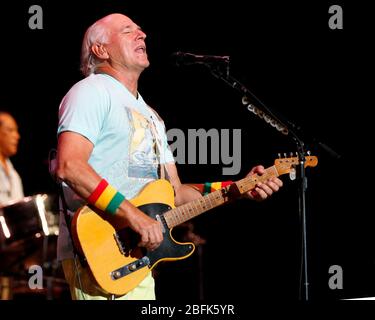 Il cantante/cantautore Jimmy Buffett e la sua Coral Reefer Band si esibiscono in concerto a West Palm Beach, Florida. Foto Stock