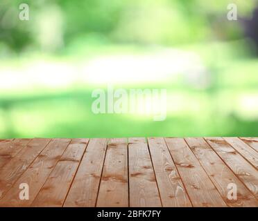 Tavolo in legno con sfondo sfocato astratto Foto Stock