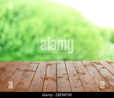 Tavolo in legno con sfondo sfocato astratto Foto Stock