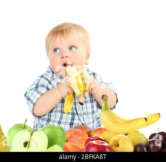 Cute baby e frutta mix isolato su bianco Foto Stock