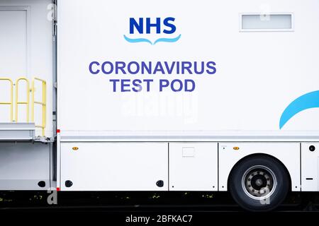 Glasgow, Scozia / Regno Unito - 19 aprile 2020: Trasporto mobile temporaneo del pod di prova di Coronavirus NHS Foto Stock