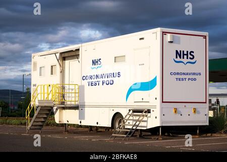 Glasgow, Scozia / Regno Unito - 19 aprile 2020: Trasporto mobile temporaneo del pod di prova di Coronavirus NHS Foto Stock