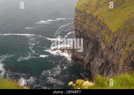 Immagine di imponenti scogliere sulla costa occidentale dell'Atlantico dell'Irlanda. Foto Stock