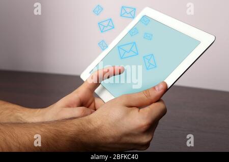 Concetto di e-mail con tablet e mani Foto Stock