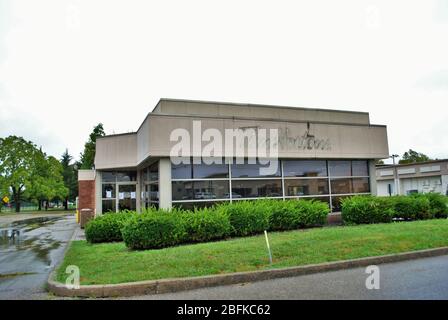 Chiuso il bar abbandonato fast food ristorante che chiuso per mancanza di lavoro Foto Stock