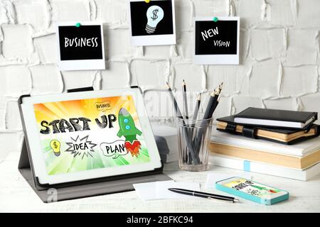 Ambiente di lavoro con tablet-pc. Concetto di avvio aziendale Foto Stock