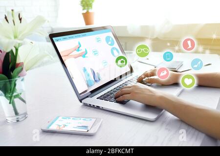Donna che usa il notebook sul posto di lavoro. Shopping online Foto Stock