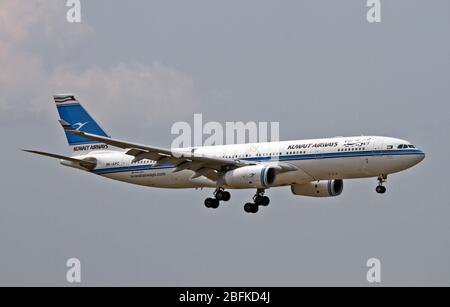 9K-APC Kuwait Airways Airbus A330-243 a Malpensa (MXP / LIMC), Milano, Italia Foto Stock