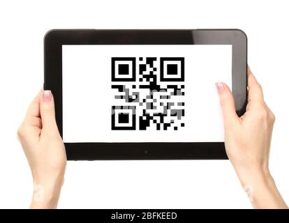 Mani che tengono il PC tablet con il codice QR sullo schermo Foto Stock