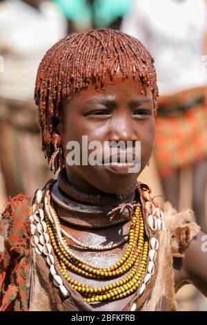 Ritratto di una giovane Donna del Tire di Hamer i capelli sono rivestiti di fango di ocra e grasso animale fotografato nella Valle del fiume Omo, Etiopia Foto Stock