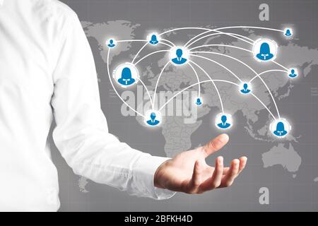 Mano con la struttura di social network Foto Stock