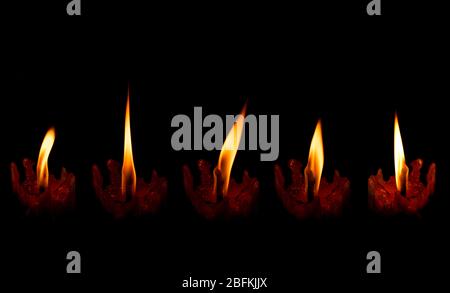 5 luce di candela di fiamma che brucia ardentemente su sfondo nero Foto Stock