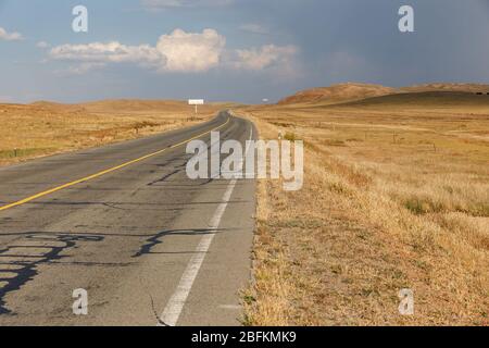 Strada asfaltata nelle steppe della Mongolia interna in Cina Foto Stock