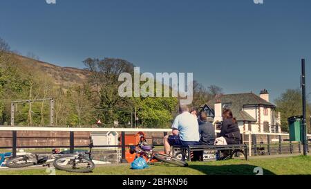 Bowling, Glasgow, Scozia, UK,18h Aprile, 2020: Regno Unito Meteo: Giornata di sole ha visto un canale occupato Forth e Clyde al bowling sul firth del fiume clyde estuario. Foto Stock