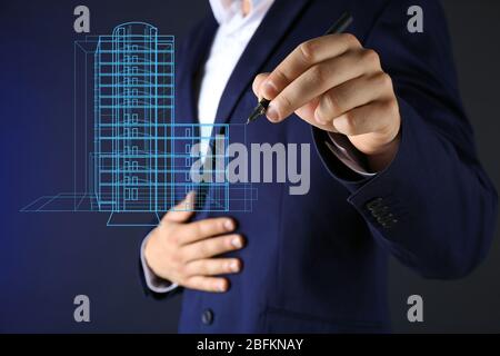 Offerta immobiliare. Uomo d'affari che disegnano un modello della casa Foto Stock