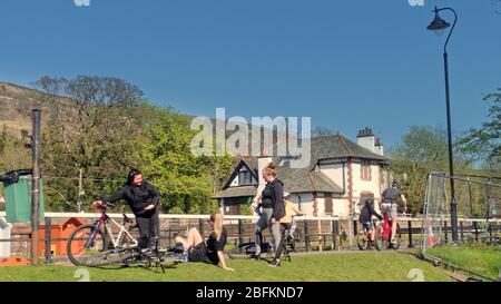 Bowling, Glasgow, Scozia, UK,18h Aprile, 2020: Regno Unito Meteo: Giornata di sole ha visto un canale occupato Forth e Clyde al bowling sul firth del fiume clyde estuario. Foto Stock