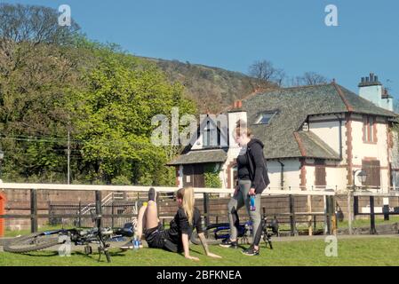 Bowling, Glasgow, Scozia, UK,18h Aprile, 2020: Regno Unito Meteo: Giornata di sole ha visto un canale occupato Forth e Clyde al bowling sul firth del fiume clyde estuario. Foto Stock