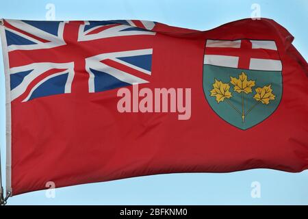 Bandiera provinciale dell'Ontario - Flying High al Veterans Memorial Parkway a Londra Ontario Canada Luke Durda Foto Stock