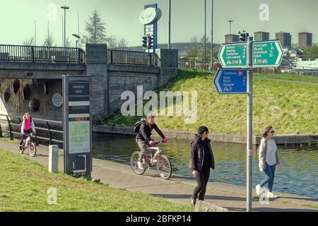 Bowling, Glasgow, Scozia, UK,18h Aprile, 2020: Regno Unito Meteo: Giornata di sole ha visto un canale occupato Forth e Clyde al bowling sul firth del fiume clyde estuario. Foto Stock