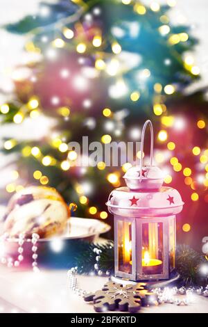 Decorazioni natalizie con lanterna su sfondo di abete Foto Stock