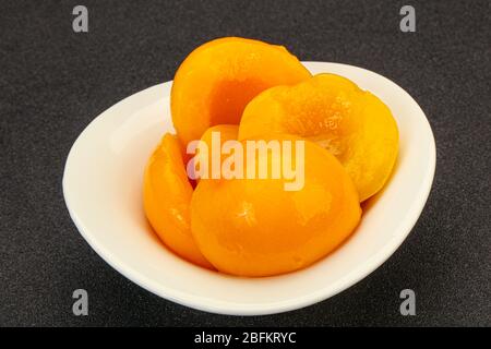 Pesche marinate frutta nel recipiente con la corda Foto Stock