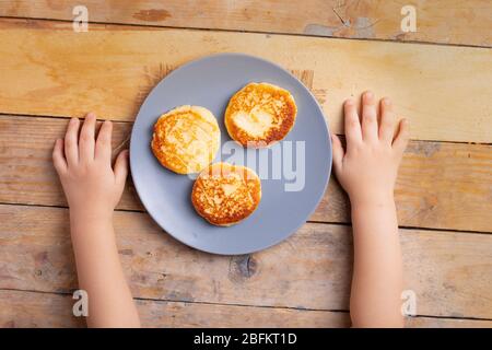 Senza lattosio, senza pancake al glutine e mani per bambini. Disposizione piatta Foto Stock