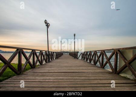 Passerella in legno sul lago kucukcekmece in inverno Foto Stock