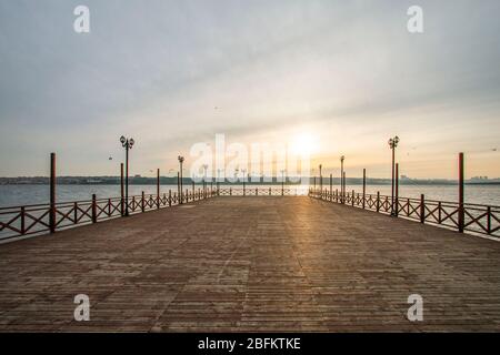 Passerella in legno sul lago kucukcekmece in inverno Foto Stock