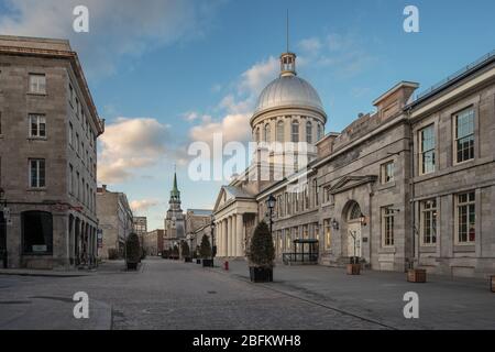 Strade vuote in Saint Paul Street vicino al mercato di Bonsecours, mentre Montreal è in fase di confinamento durante la pandemia COVID-19, Vecchia Montreal Foto Stock