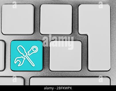 Primo piano della tastiera del laptop con pulsante a colori e immagine degli strumenti su di essa Foto Stock